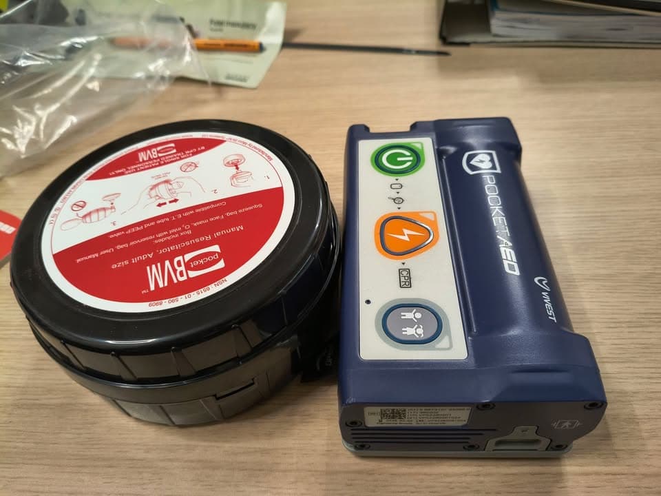 Najmniejszy na rynku AED i najmniejszy na rynku worek samorozprężalny z z maską. I ten AED jest mnie